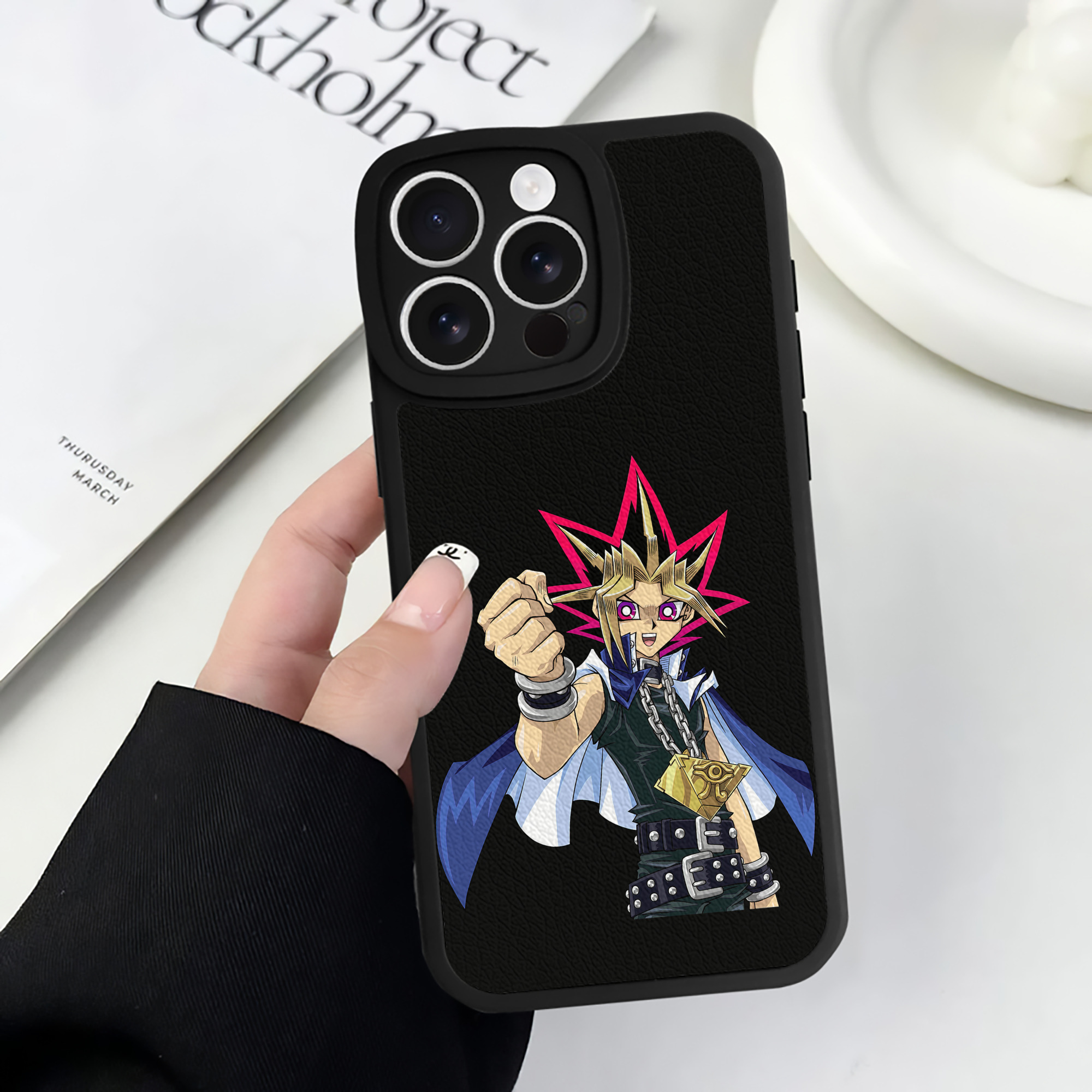 （画像用） 遊☆戯☆王 Yu-Gi-Oh! 【iPhone 16シリーズ対応】シリコンスマホケース（レザー調） 材質：シリコン